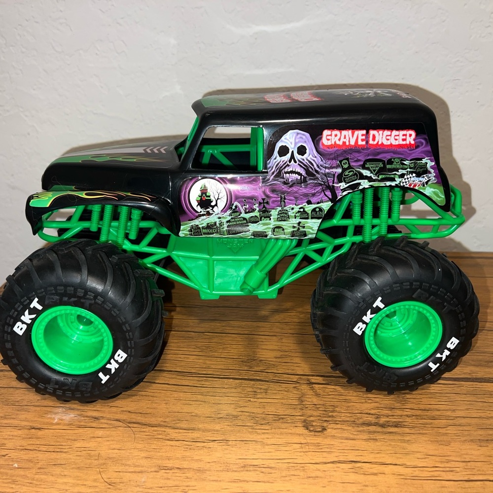 SpinMaster Monster Jam Grave Digger Remote Controlled Monster Truck Mdl 66801TX2